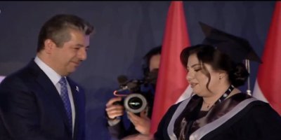 Mesrûr Barzanî xelata Rûmetê ya Berxwedana Serdemê pêşkêşî keçeke Kurd a Êzidî kir