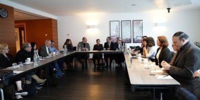 Îlham Ehmed li Brîtanyayê bi akademîsyenên Kurd re civiya