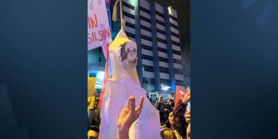 Di xwenîşandanên CHPyê de maketa Şêx Seîd hat daliqandin