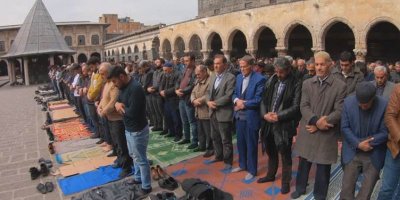 Xelkê Amedê daxwaza xutbeya bi Kurdî dike: 'Bila mele netirsin'