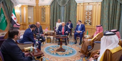 Trump piştî soza rakirina cezayên li ser Sûriyeyê bi Şera re civiya