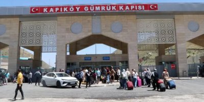 Bi hezaran welatiyên Kurd û Îranî ji ser deriyê Wanê ji şer reviyan