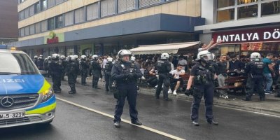 ALMANYA - Sûriyeyiyan êrişî Kurdan kir: Gelek kes birîndar bûn