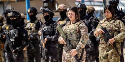 Şêwirmendê berê yê Trump: Kurd li Sûriyeyê çekên xwe dananin