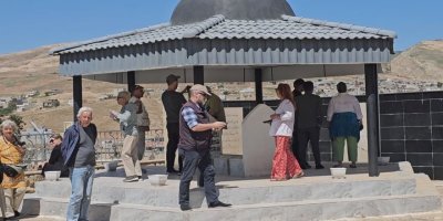 Geştiyarên biyanî serdana gora Dildarê helbestvan dikin