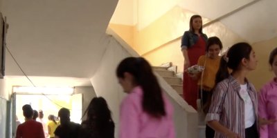 Rêveberiya Xweser sîstema xwe ya perwerdeyê disepîne; malbatî nîgeran in