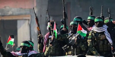 Serkirdeyekî Hemasê ji Rûdawê re got: Em bi ti awayî çekan radest nakin