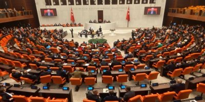 Tezkereya Iraq û Sûriyeyê li Meclîsê hat pesendkirin