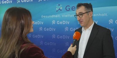 Cem Ozdemîr: Ez ji bo rêzgirtina li Kurdan bi Soranî û Kurmancî axivîm