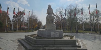 Pêşengê Helbesta Kurdî: Baba Tahirê Hemedanî û çarîneyên wî