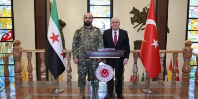 Wezîrê Parastinê yê Tirkiyeyê û Serokerkanê Sûriyeyê civiyan