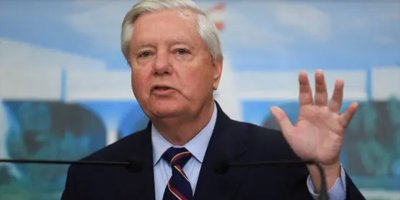 Lîndsî Giraham ragihandiye ku li benda Amerîkayê bin ku dê çawa deyna parastina cîhanê bide Kurdan