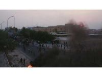 Xwepêşanderên Besrayê deriyên bendera Um Qesrê girtin!