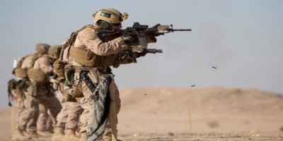 Hêzên Amerîkayê daketin çolên Îraqê, bi artêşê re şer kir