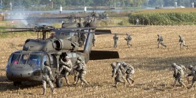 Amerîka bi hezaran leşkerên din dişîne Rojhilata Navîn