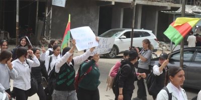 Li Rojavayê Kurdistanê xelk li dijî biryara guhertina navên dibistanan dadikeve qadan
