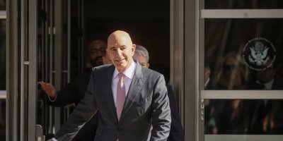 Trump karekî nû da Tom Barrack