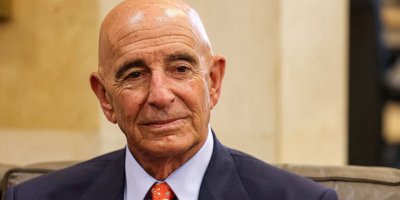 Tom Barrack bi peyameke tund serdana Bexdayê dike