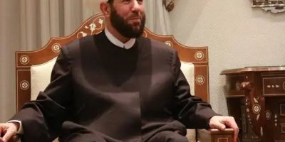 Muftiyê berê yê Sûriyeyê bi tohmeta ‘tawanên şer’ tê darizandin