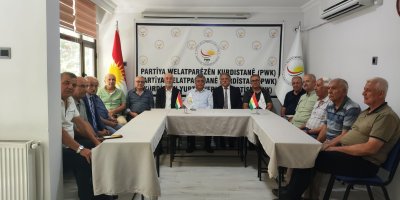 Ji Îngiltereyê welatperwerên kurd Bûrhan Namik Jaf û Jasîn Kaplan li Amedê serdana PWKyê kirin