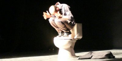 KAYÊ 'DI TUVALETÊ DE' ANQARA DE NÎŞAN DÎYA