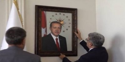 Qeyûmê Wanî bi fotografa ‘Erdoganî’ ame beledîye