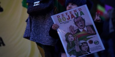 Kurd ji bo Rojava li ser pîyan in